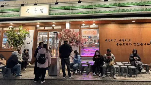 목구멍 弘大門口 排隊 情況 夜景