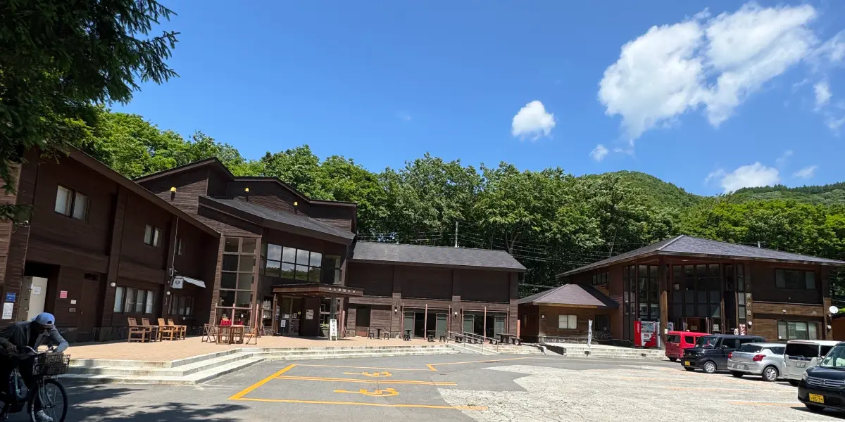 奧入瀨溪流館建築外觀與前方停車場空地實景