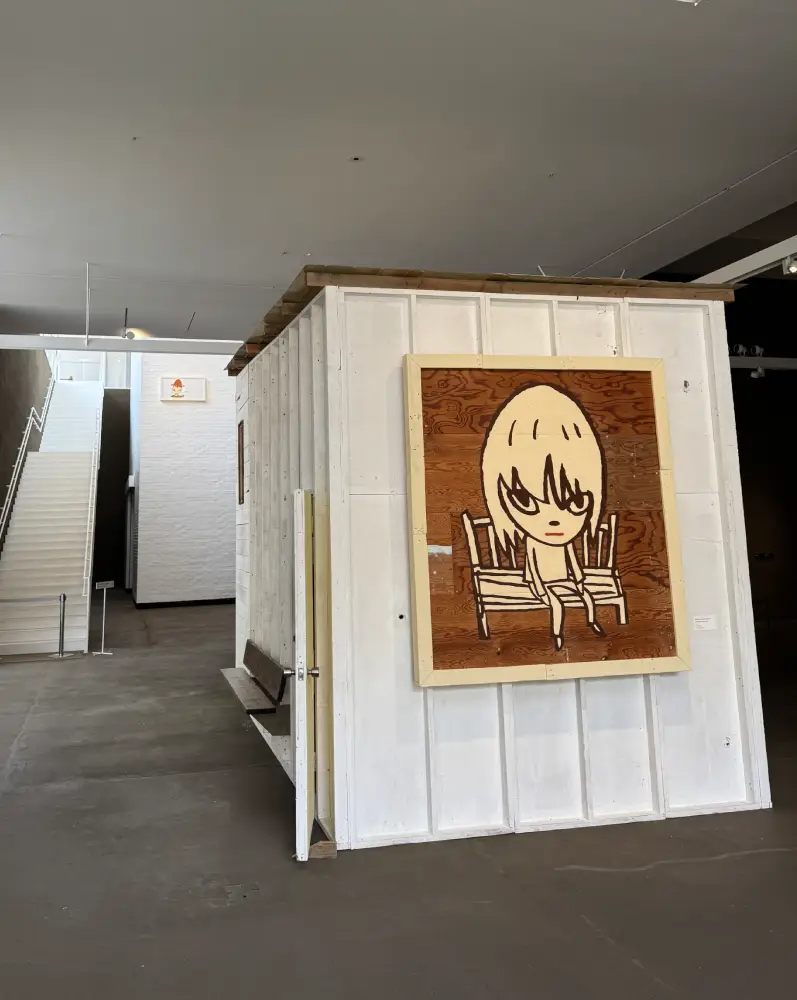 青森縣立美術館 奈良美智展區 — 白色樓梯通道與牆上小畫作