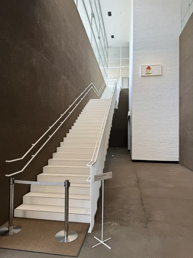 青森縣立美術館 奈良美智展區 — 木屋側面大型木刻女孩畫