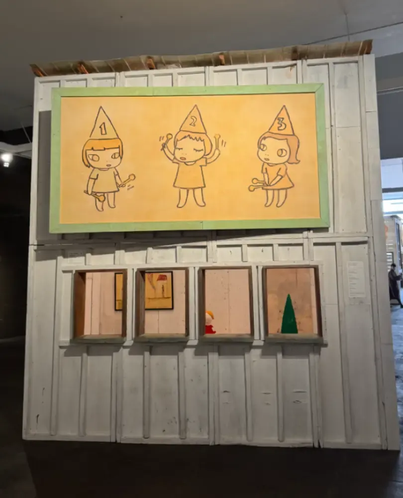 青森縣立美術館 奈良美智展區 — 1,2,3 小屋正面畫作與展示窗