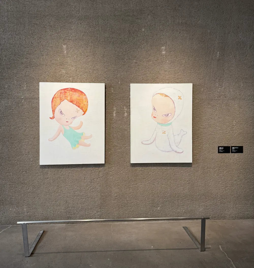 青森縣立美術館 奈良美智展區 — 大型圓臉雕塑與牆面畫作全景