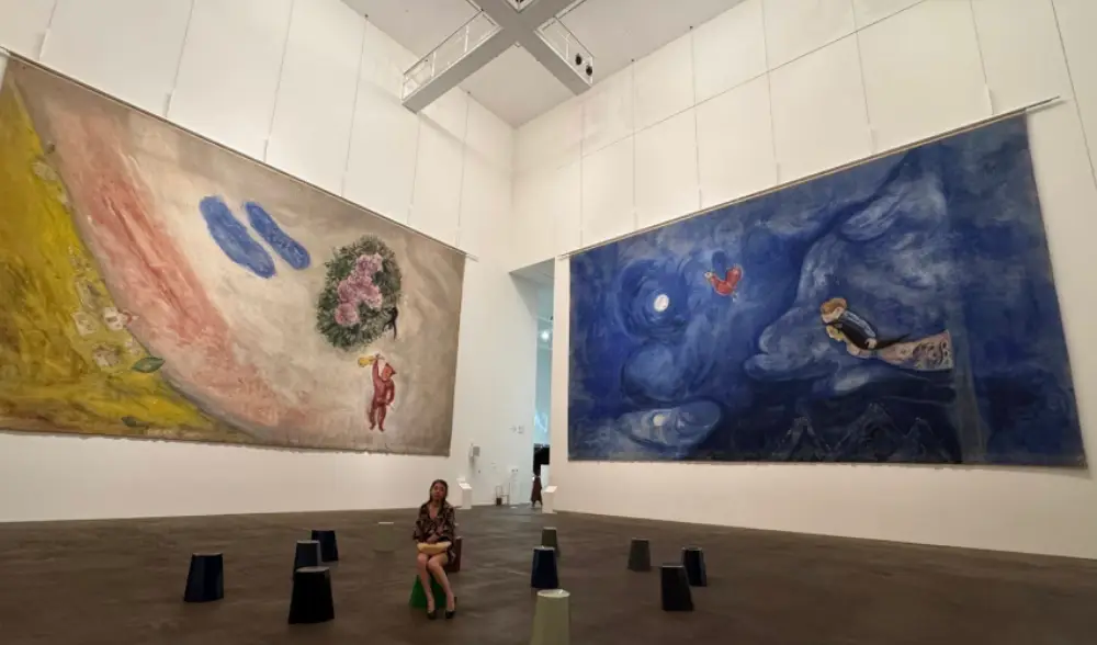 青森縣立美術館 館內雕塑 — 大型白色頭部雕塑自拍