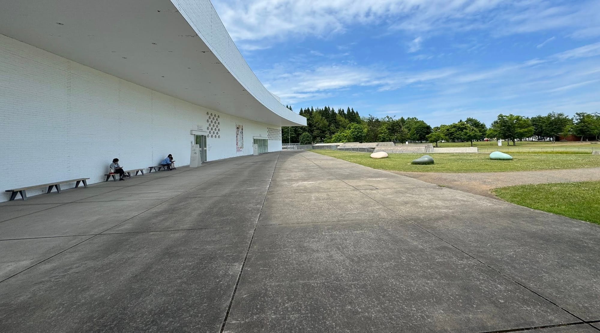 青森縣立美術館 側面長廊 — 白色磚牆與草坪雕塑