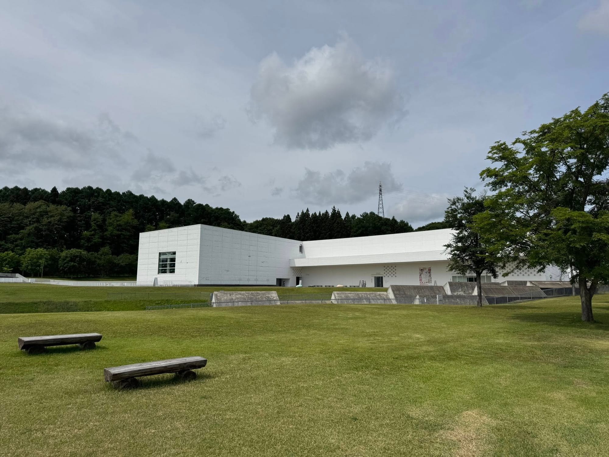 青森縣立美術館 館外全景 — 從草坪遠望白色現代建築