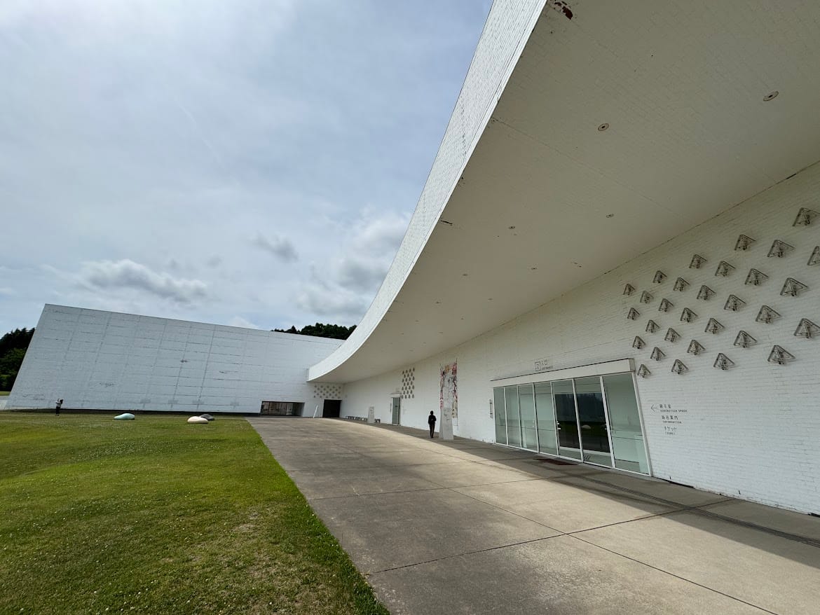 青森縣立美術館 識別標誌 — 以「a」和「木」拼出森林形狀的可愛符號