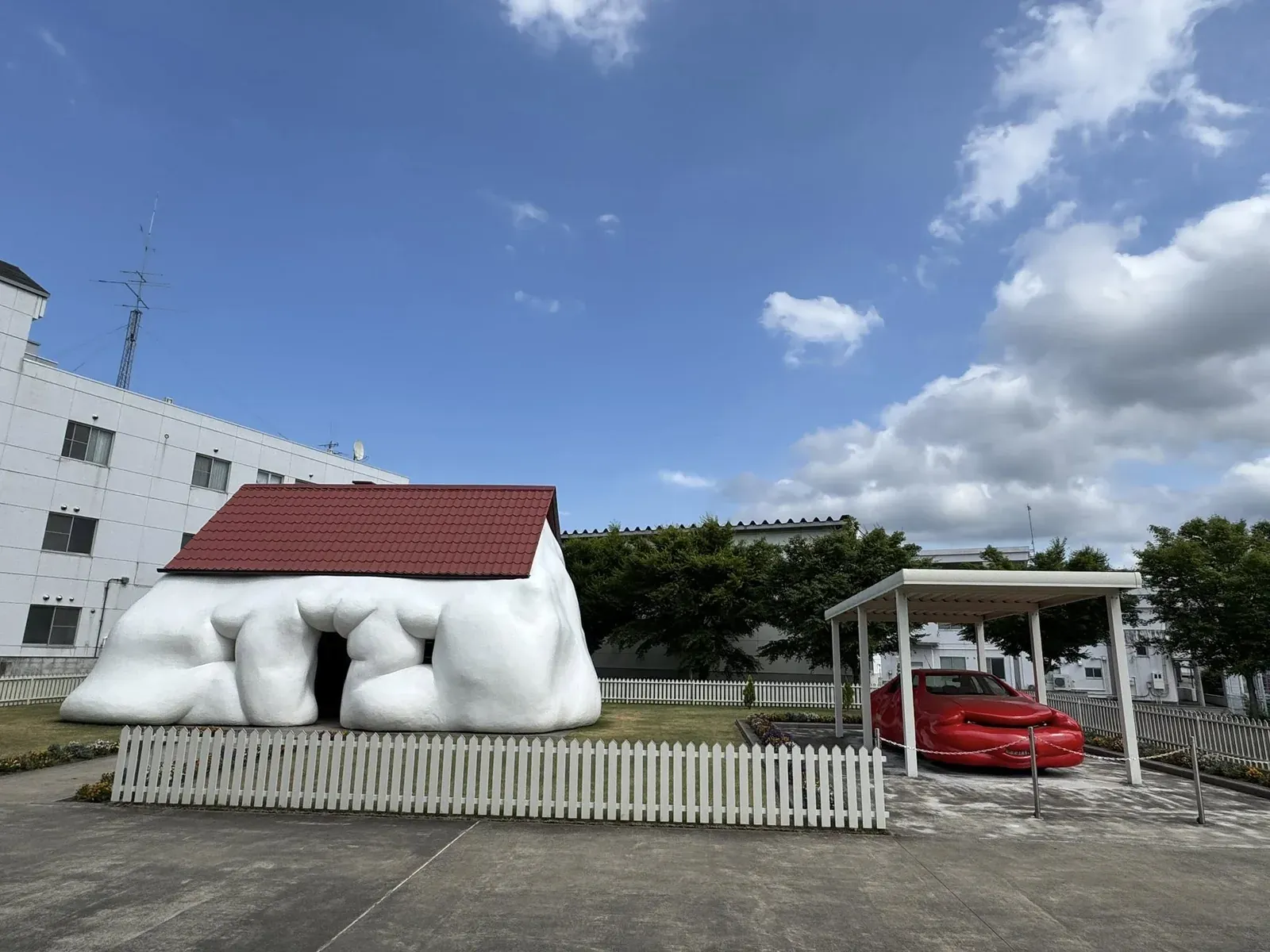 青森十和田市現代美術館 戶外裝置 — Erwin Wurm 膨脹房屋與紅色扁平車
