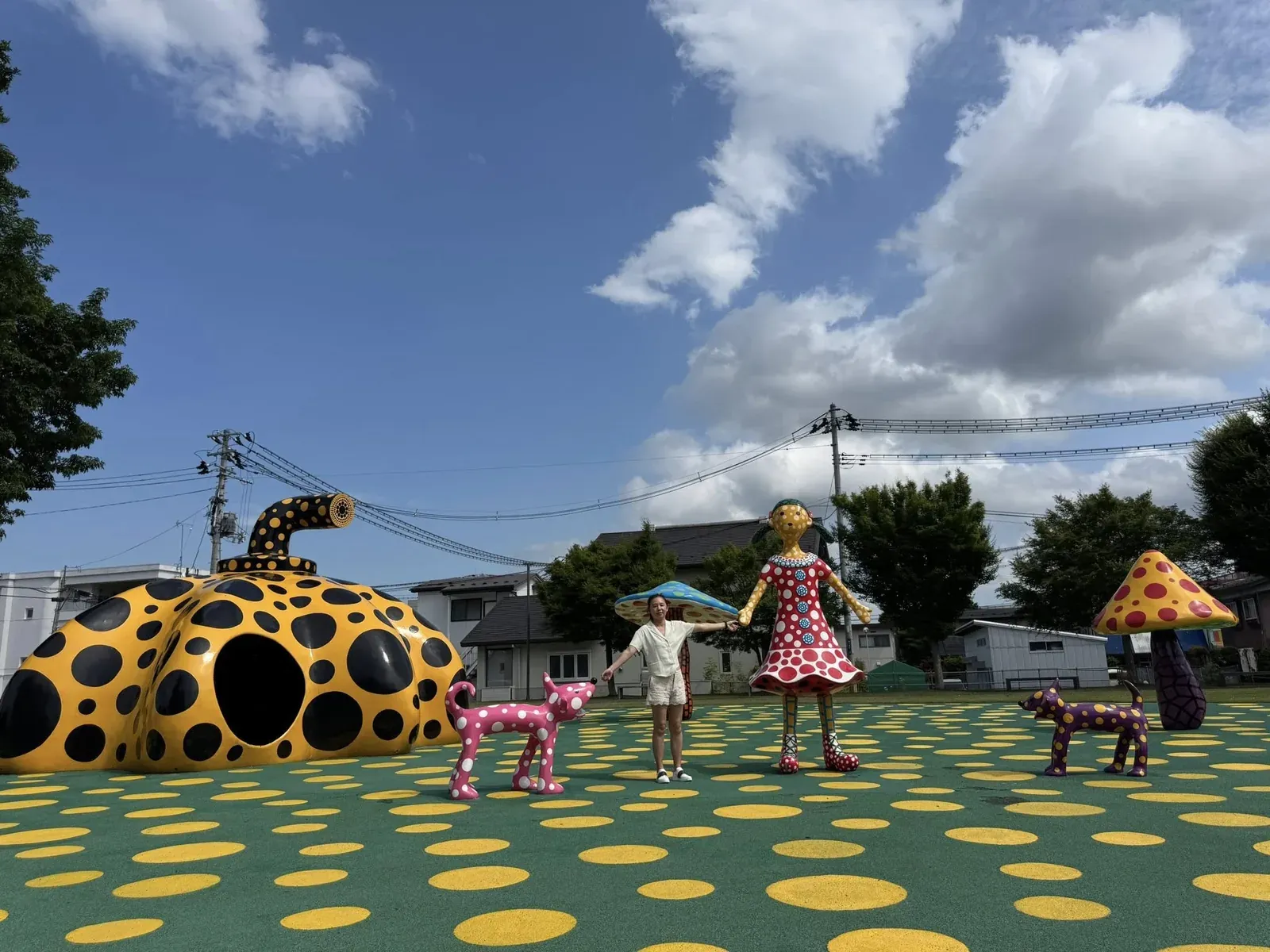 青森十和田市現代美術館 草間彌生廣場 — 黃南瓜波點地面與彩色人偶