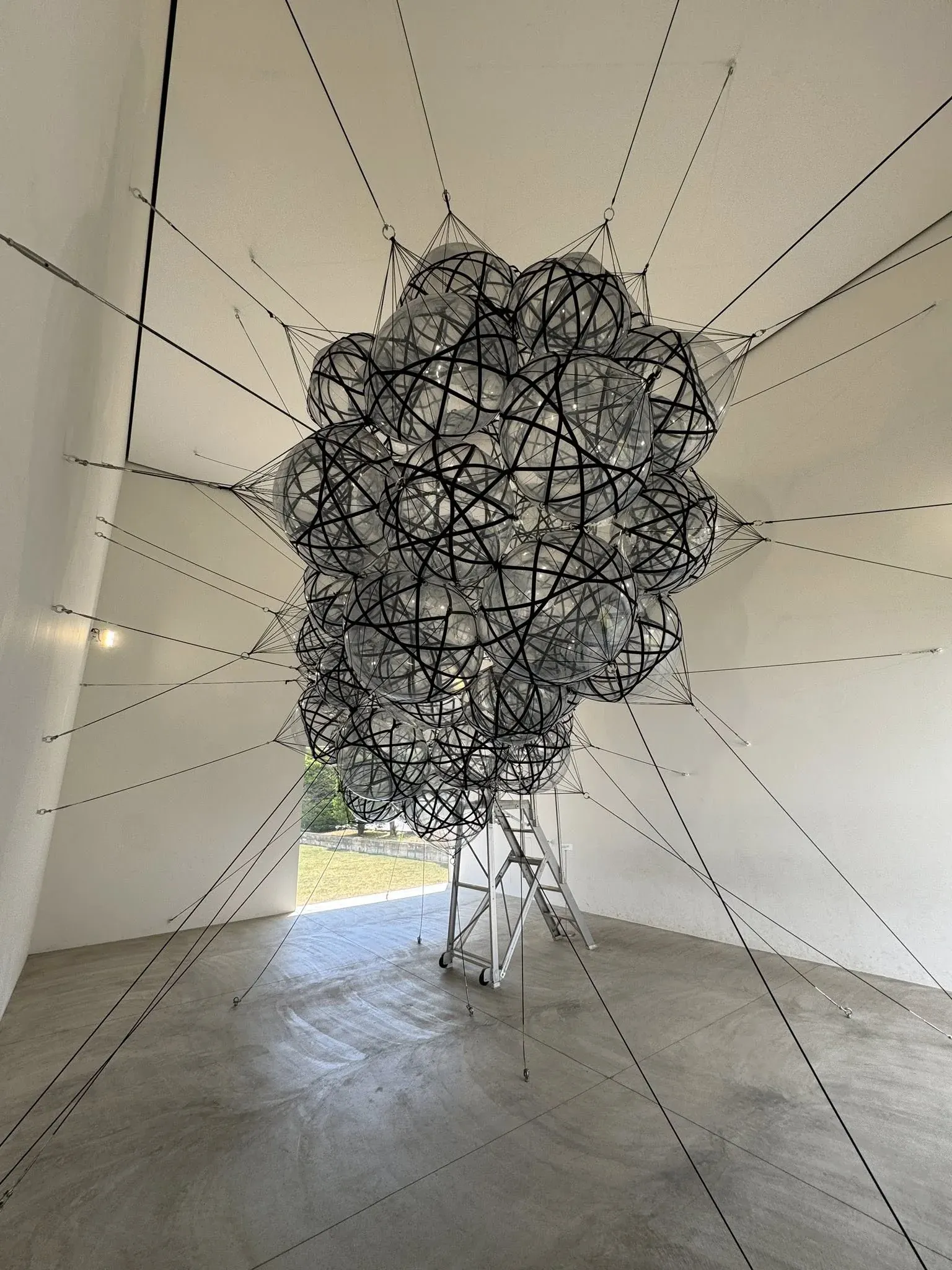 青森十和田市現代美術館 館內裝置 — 鋼絲透明球體懸掛裝置