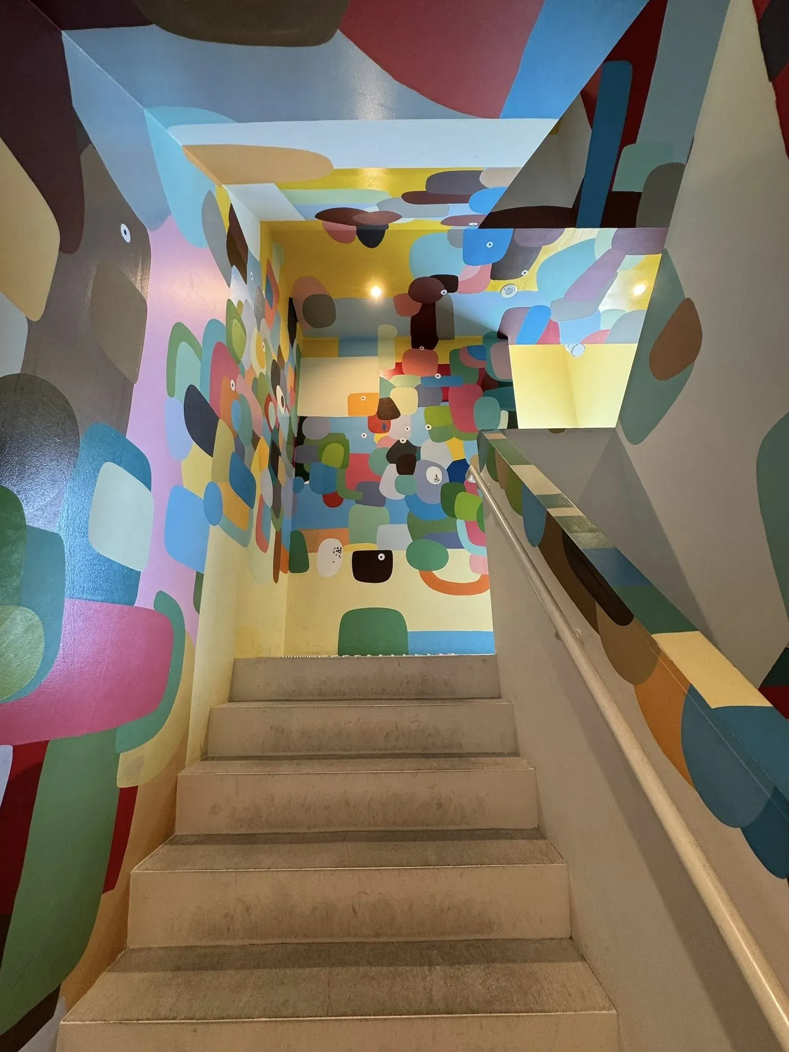 青森十和田市現代美術館 館內 — 彩色抽象圖案樓梯壁畫全景