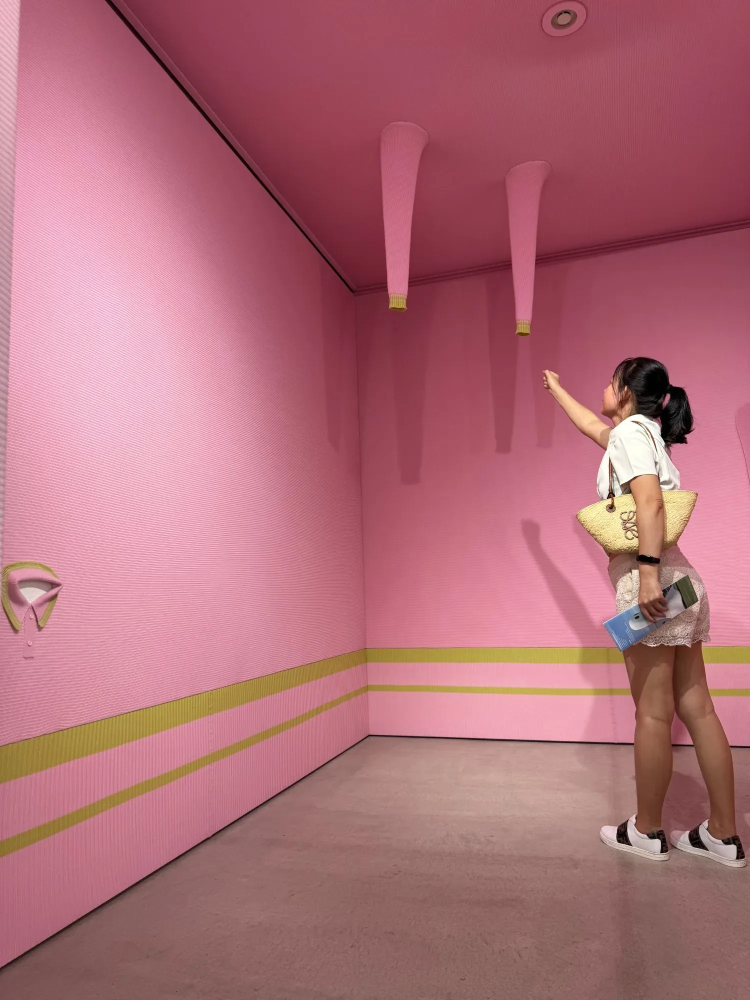 青森十和田市現代美館 Erwin Wurm — 粉紅房間全身雕塑裝置