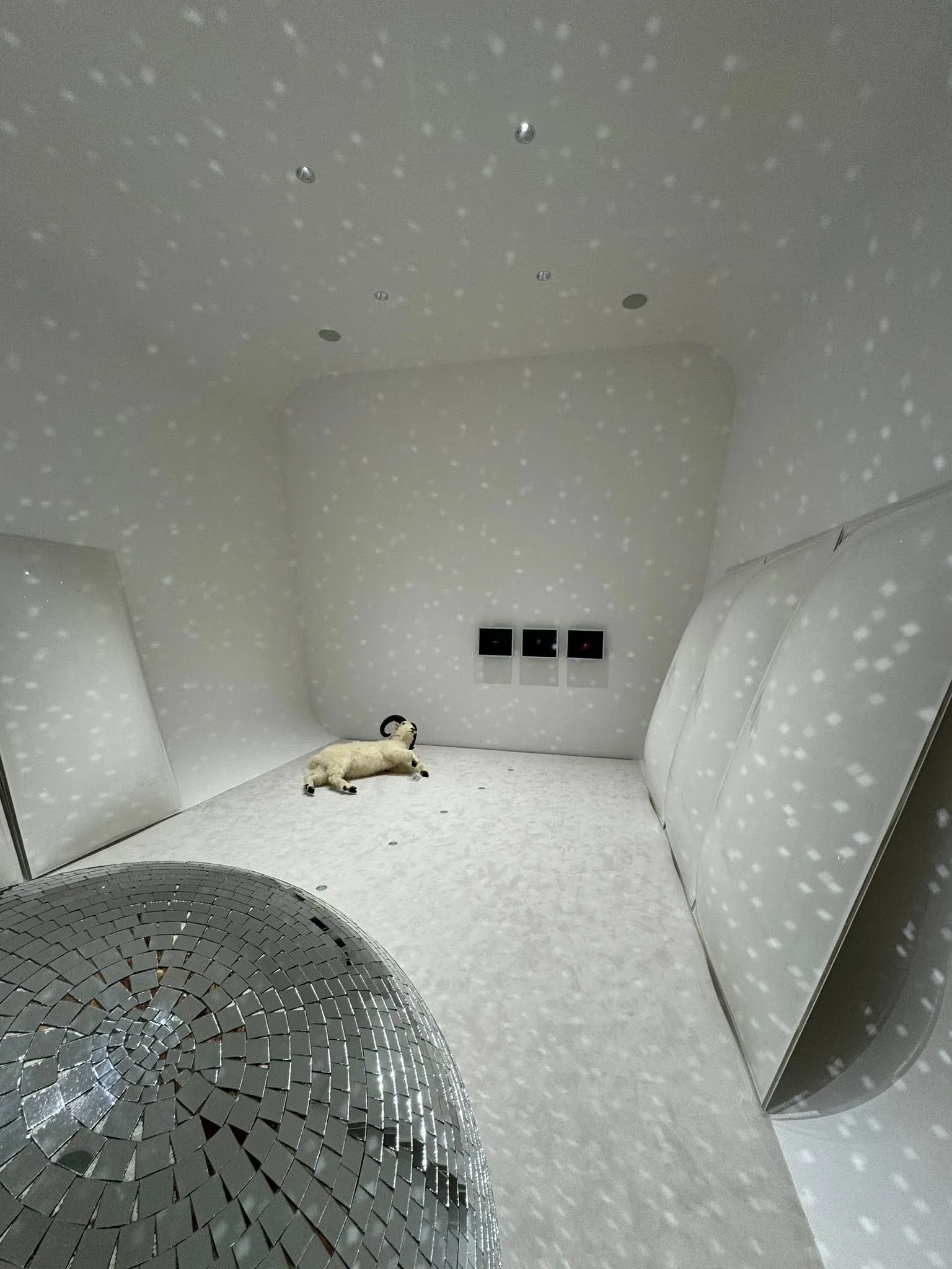 青森十和田市現代美術館 館內裝置 — 星空白色房間與鏡面球