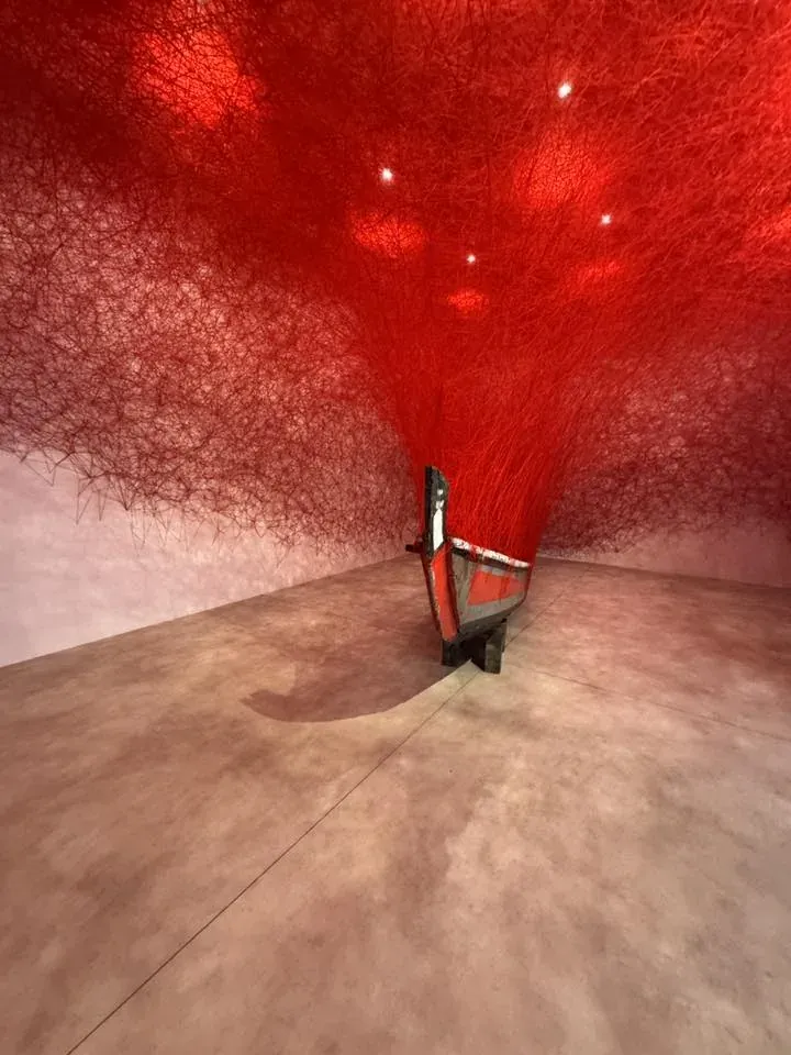 青森十和田市現代美術館 塩田千春 — 紅色線條船裝置 Memory of Water