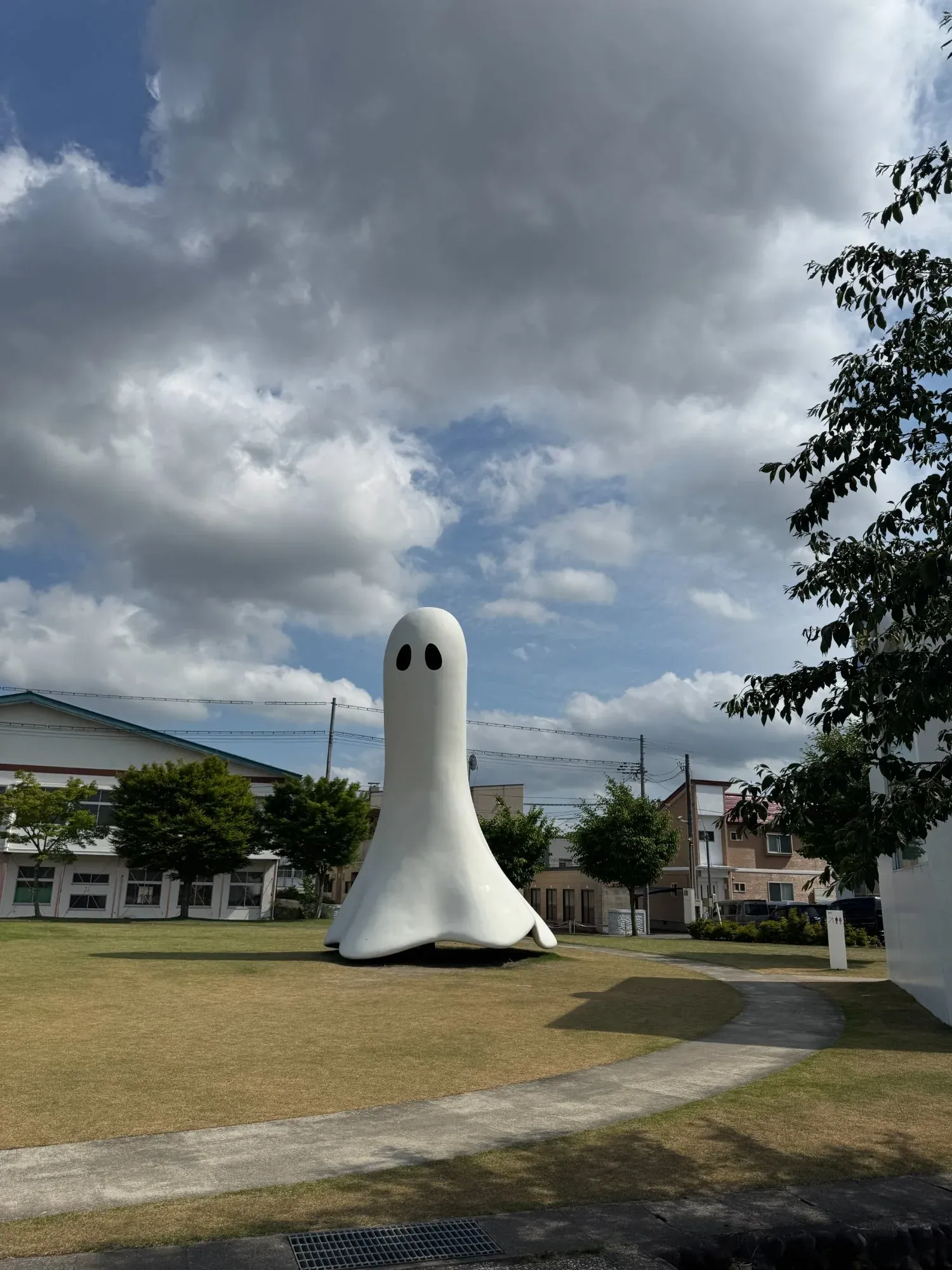 青森十和田市現代美術館 戶外裝置 — 白色幽靈巨型雕塑與藍天圖麑