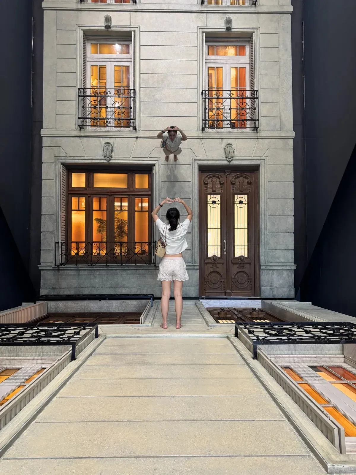 青森十和田市現代美術館 反射鏡像裝置 — 歐式建築上下鏡像與人物對稱