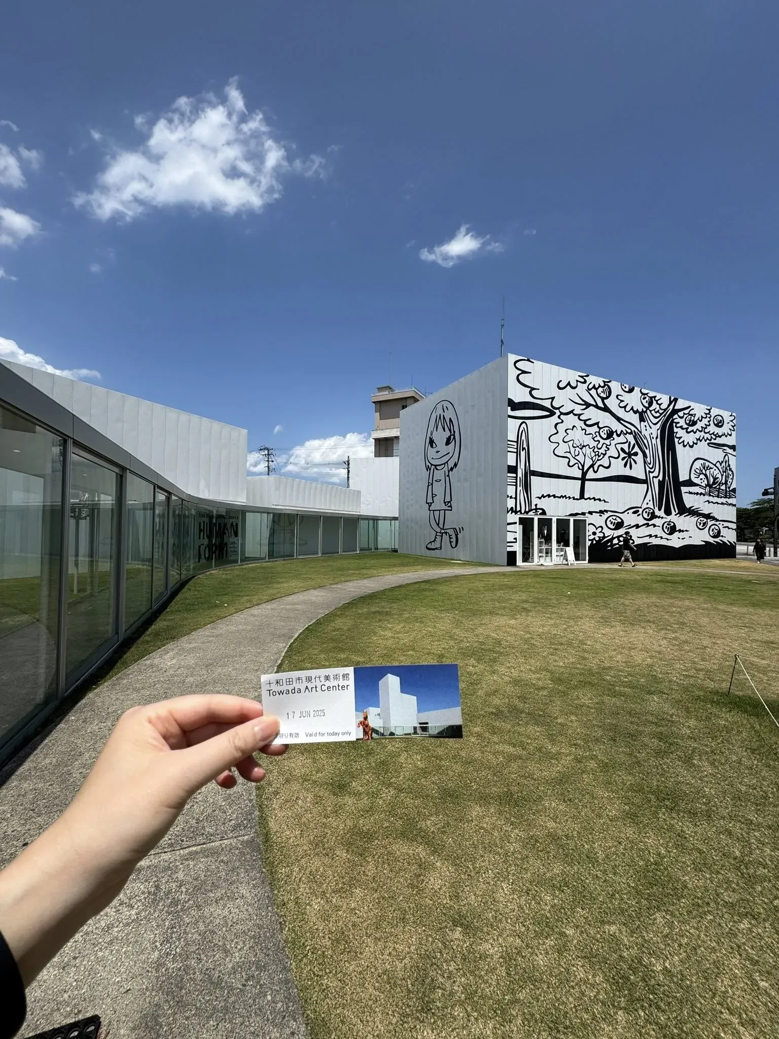 青森十和田市現代美術館 外觀 — 奈良美智壁畫與入場門票