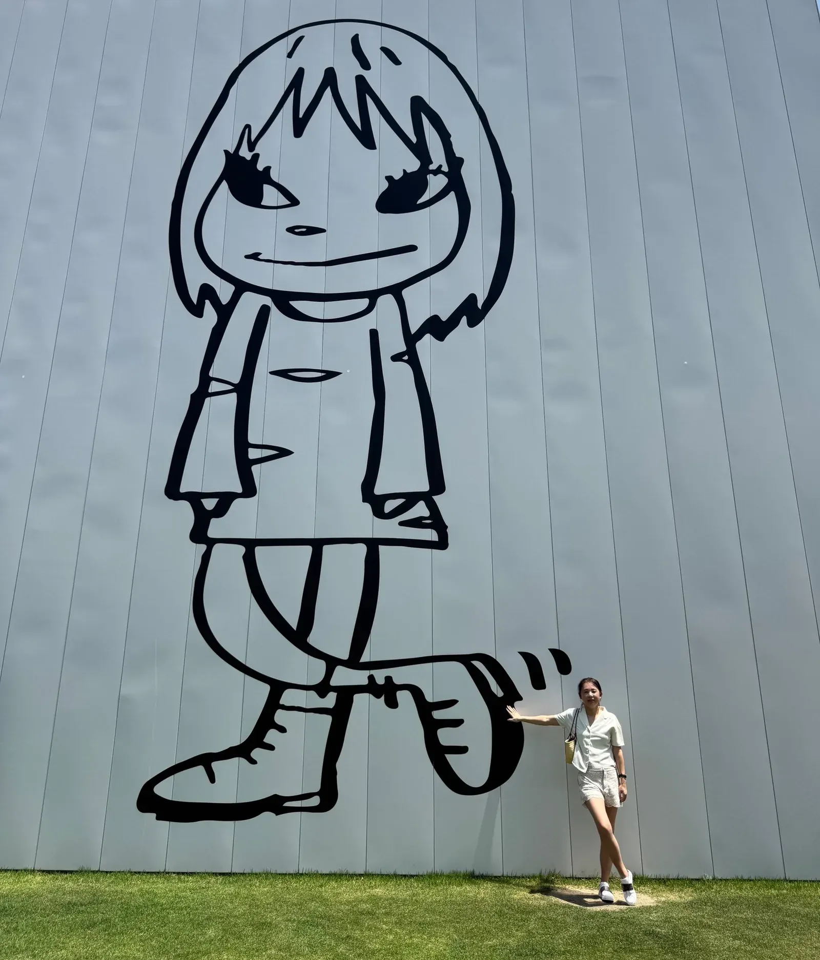 青森十和田市現代美術館 外牆近拍 — 奈良美智女孩大型壁畫正面