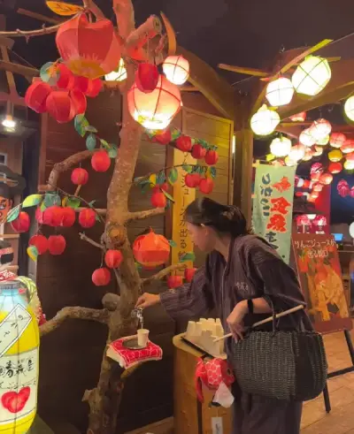 轉開樹上的水龍頭領取蘋果汁