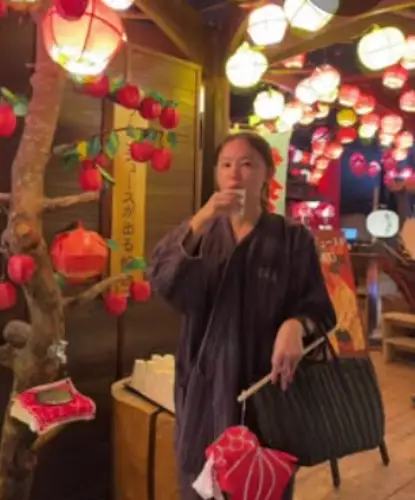 在大廳悠閒品嚐鮮甜的青森蘋果汁