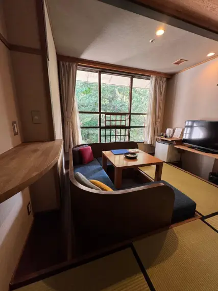 星野集團青森屋和式客房沙發休憩區特寫