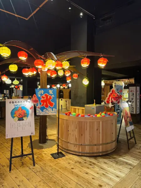 穿著浴衣在燈籠廊道下合影