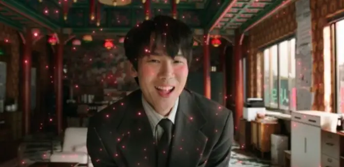 《神與律師事務所》EP3 柳演錫飾演的申以朗被附身，臉紅跳舞並散發紅色光點