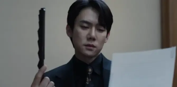 韓劇《神以朗法律事務所》EP1 柳演錫飾演見鬼律師申以朗，領帶與神祕道具充滿奇幻氣息