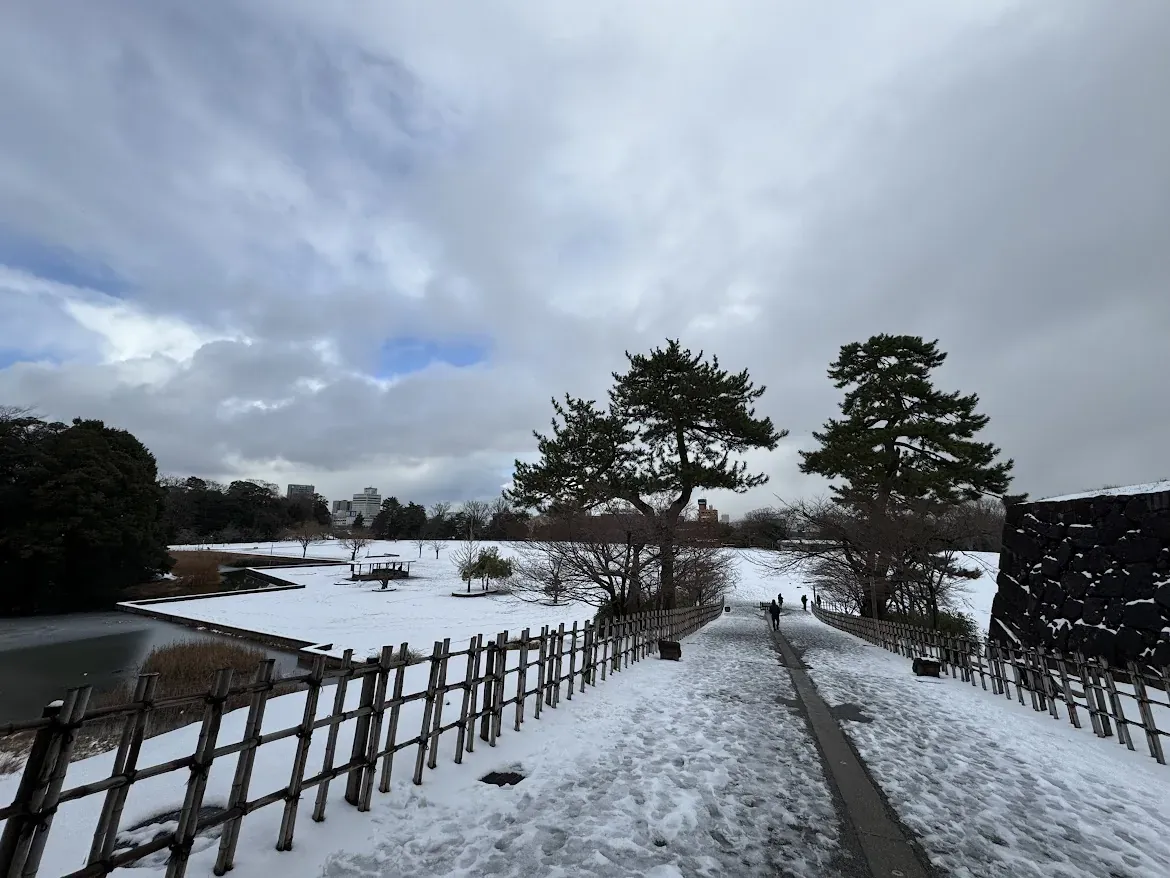 金澤城公園 護城河與雪景倒影