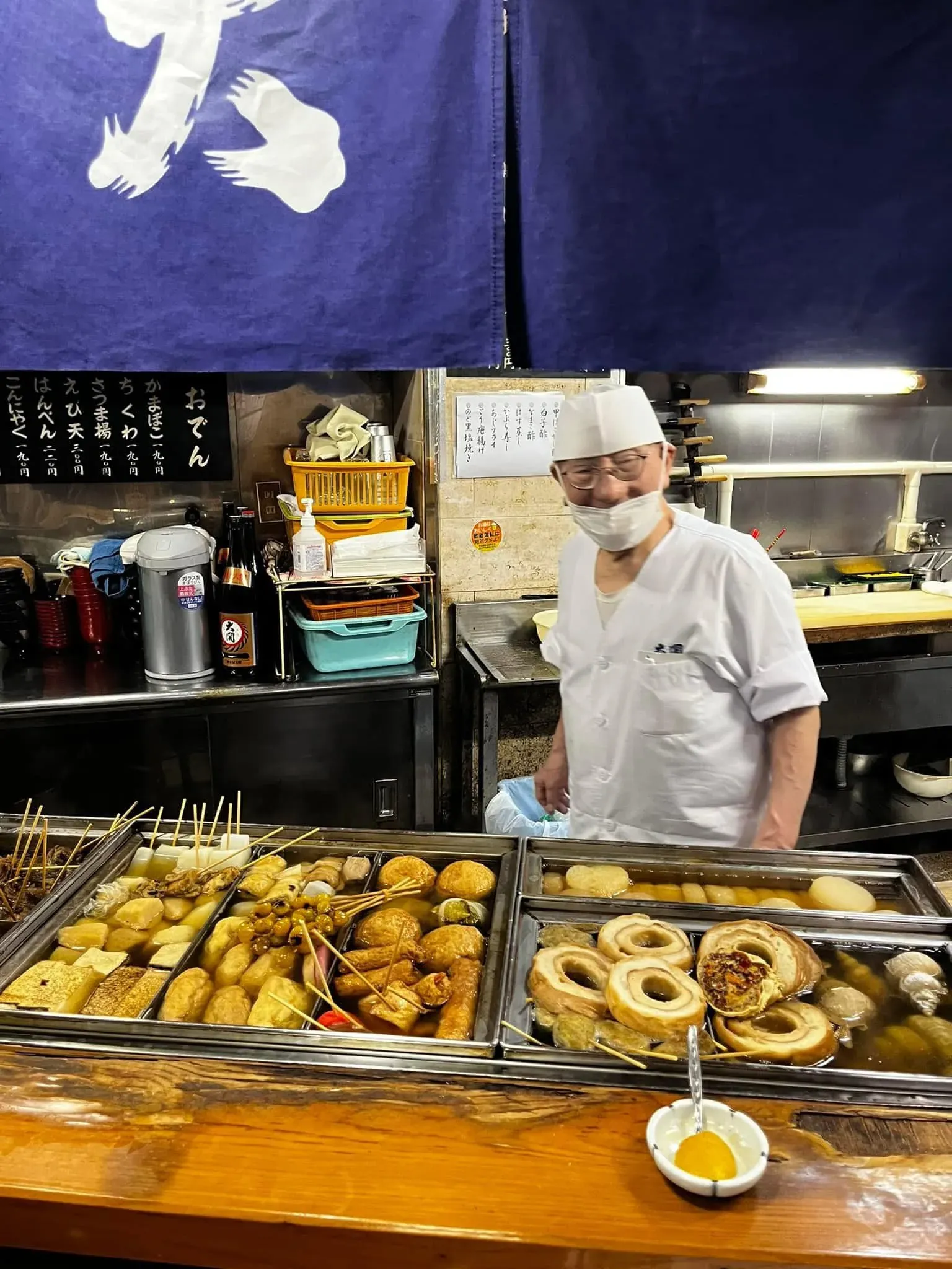 大關關東煮 師傅在鍋前作業