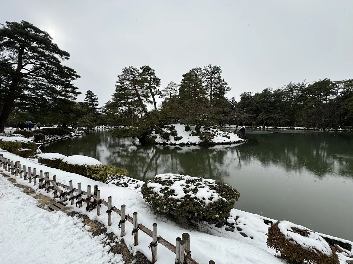 兼六園 霞ヶ池雪景倒影全景