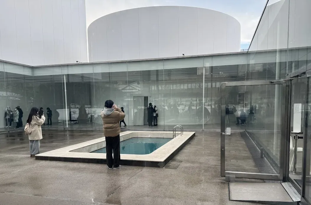 21 世紀美術館 泳池裝置 地面層全景與觀賞人群