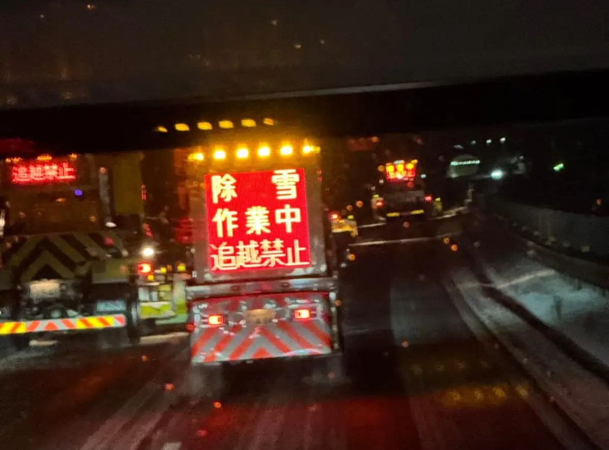 名古屋→金澤高速巴士車窗 — 大雪中跟在除雪車後行駛