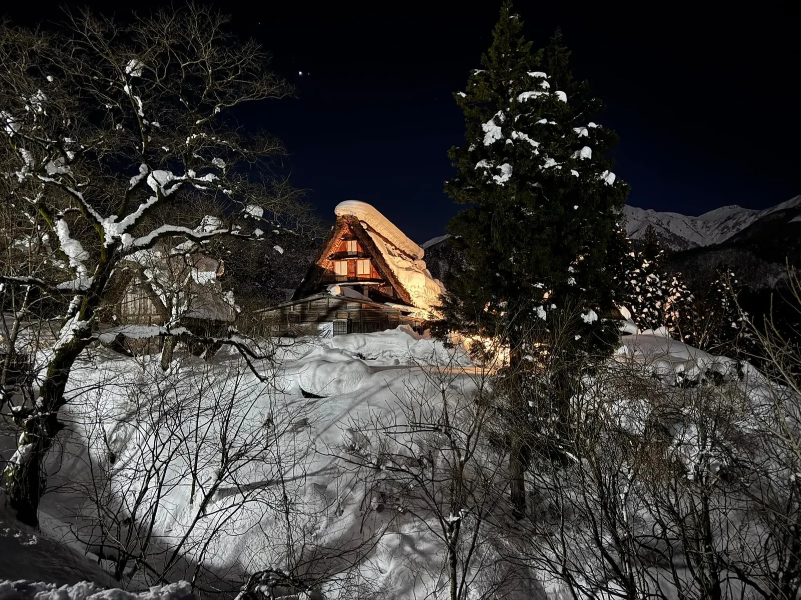 白川鄉合掌村點燈 — 雪夜燈光全景童話場景
