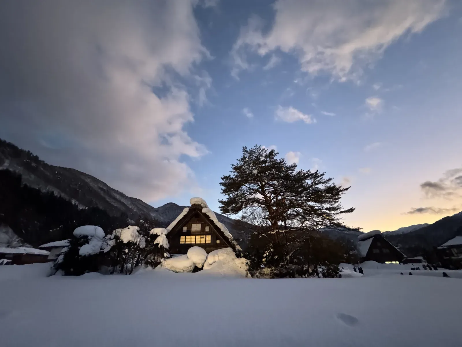 白川鄉 雪景黃昏 — 點燈前合掌村暮色