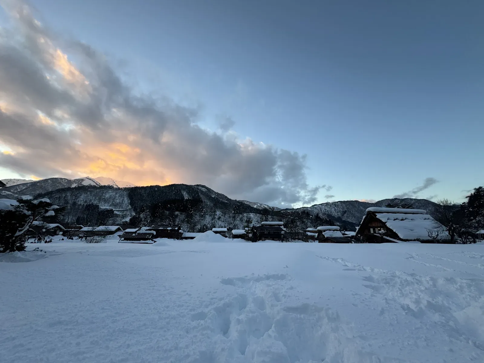 白川鄉 雪景夕陽 — 合掌屋黃昏橙色天空