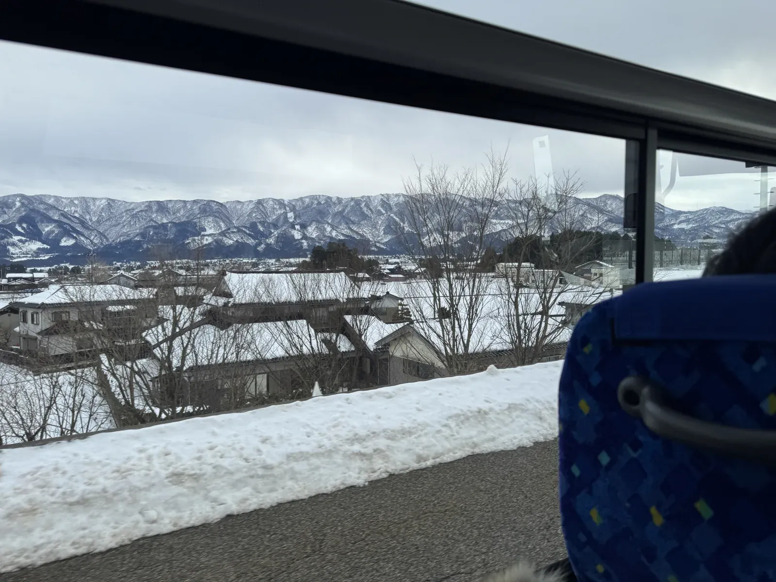 金澤→高山濃飛巴士車窗 — 山區雪景