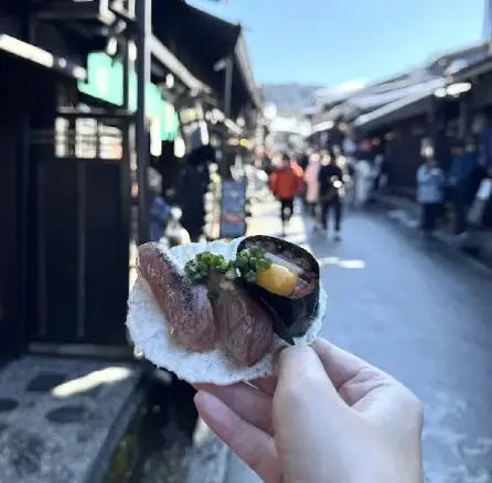 高山 飛驒牛壽司 手持 — 現烤飛驒牛握壽司特寫