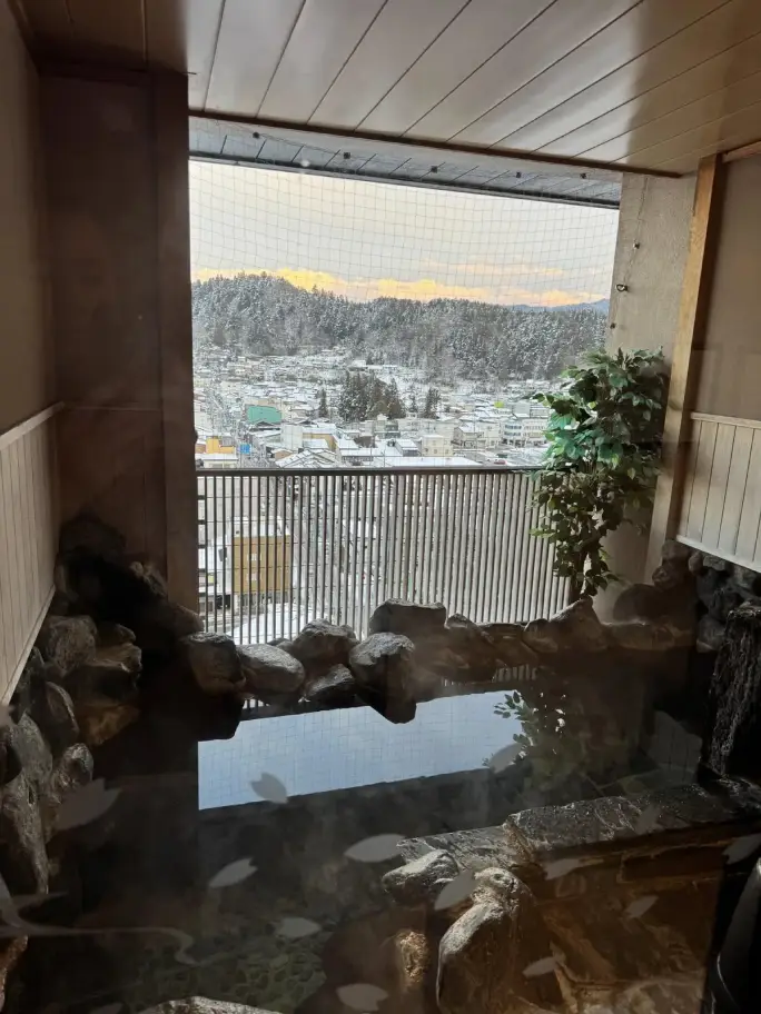 高山 屋頂溫泉 雪景 — 露天風呂雪地全景