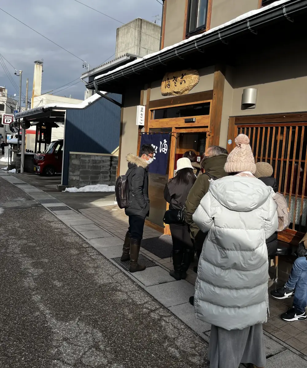 高山 拉麵店門口排隊 — 冬季午餐時段候位人潮