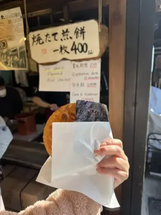 高山 仙貝 海苔 街頭小吃 — 現烤仙貝配海苔特寫