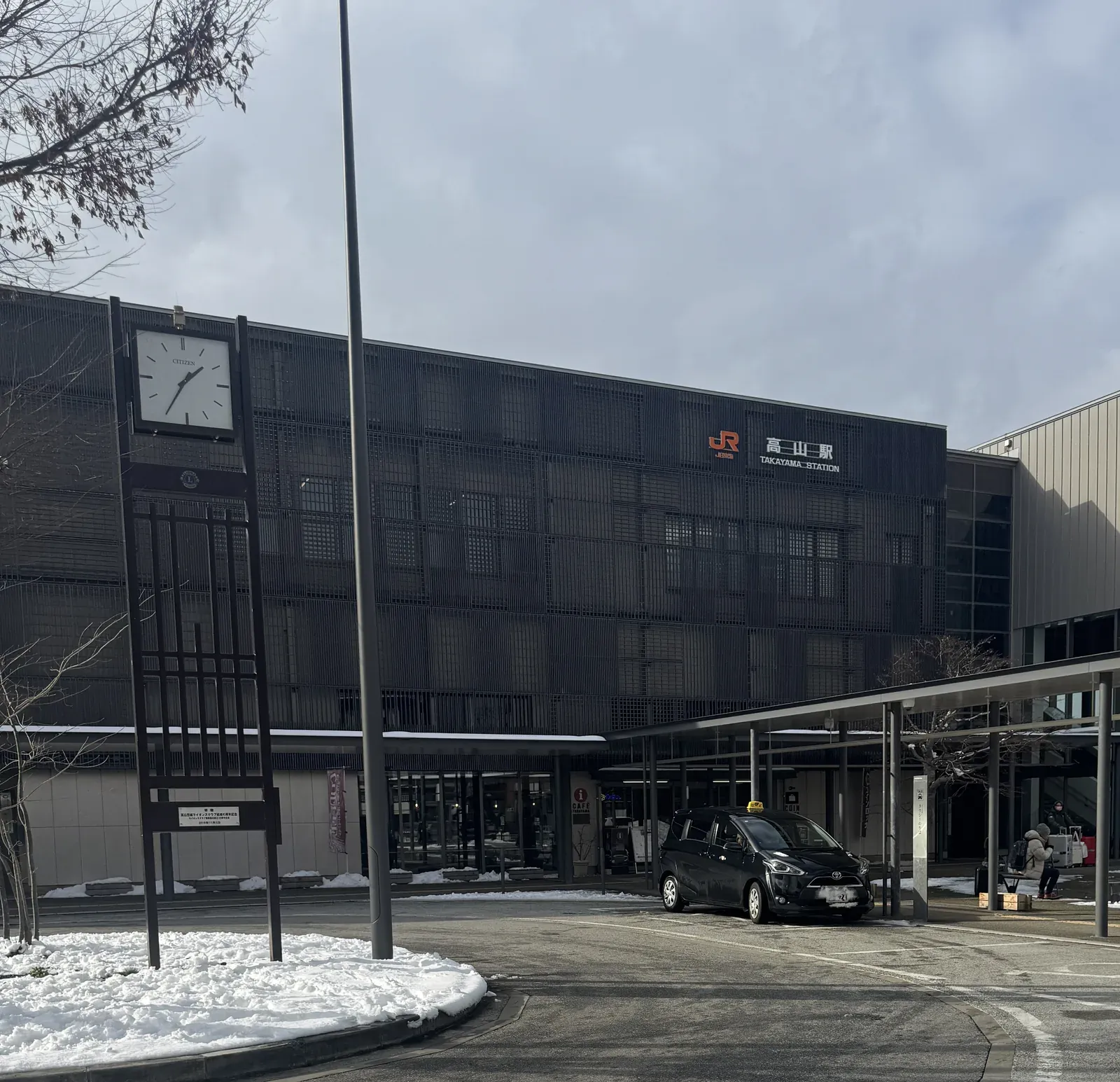 高山駅 外觀 — 高山車站正面雪景