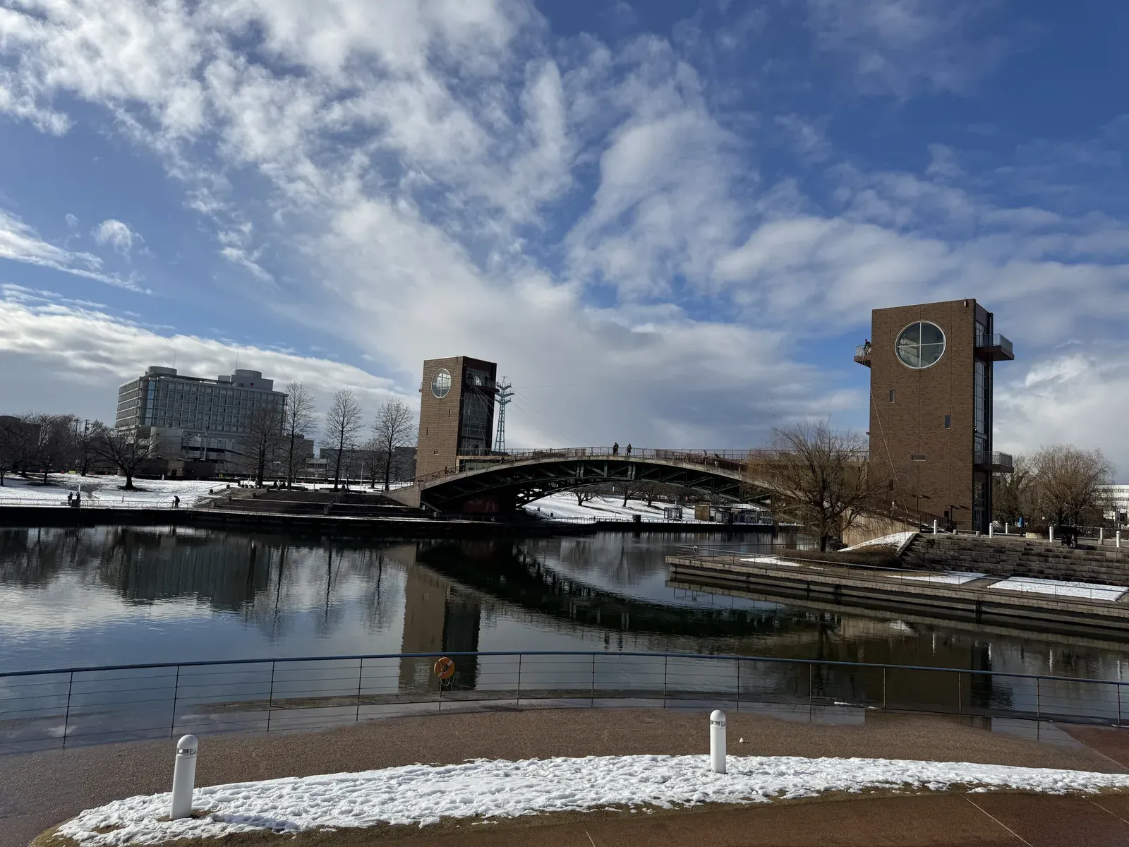 富山富岩運河環水公園 橋塔雪景 — 雙塔拱橋與運河冬景
