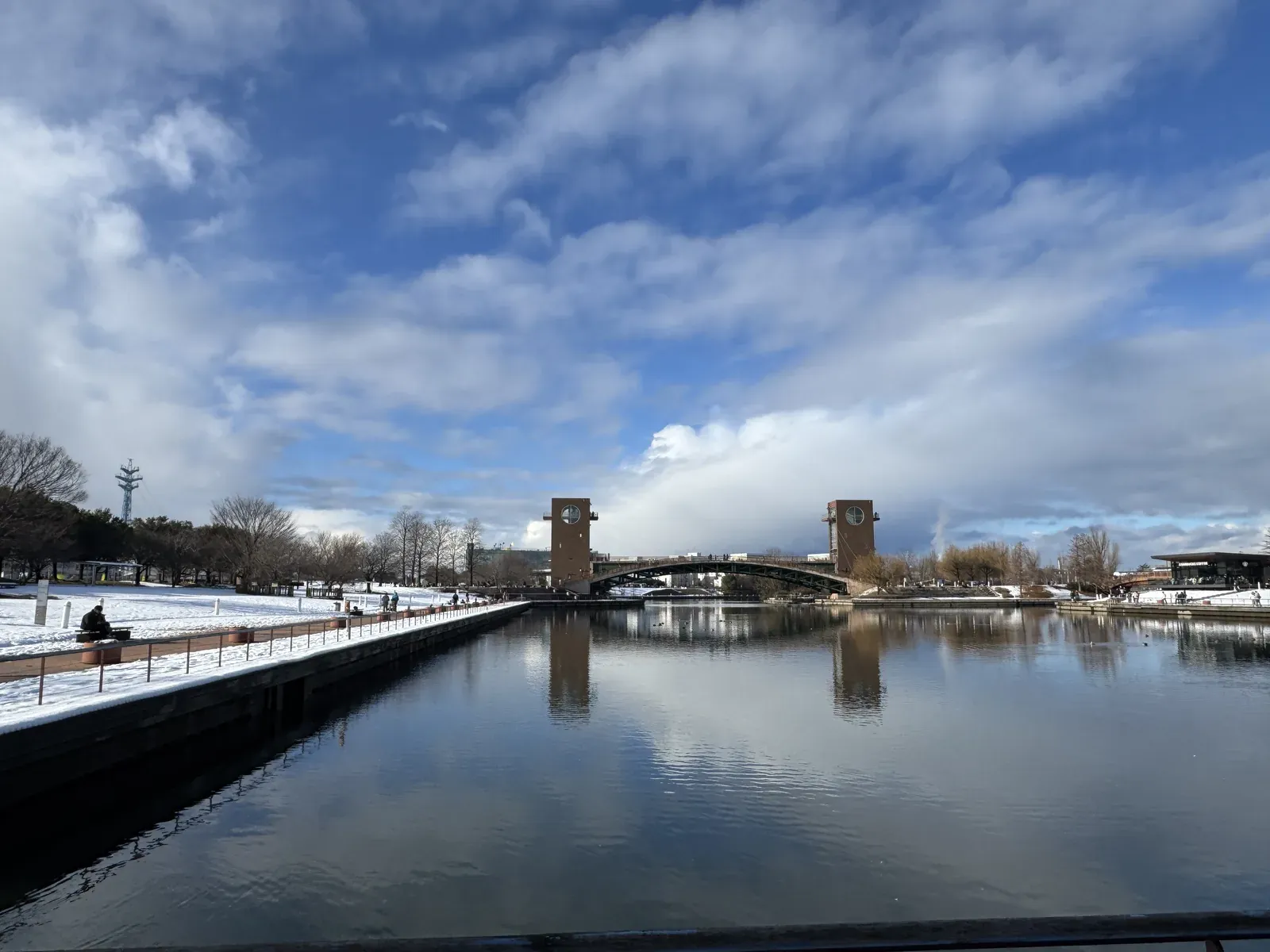 富山富岩運河環水公園 步道橋塔 — 雪地步道人影逆光