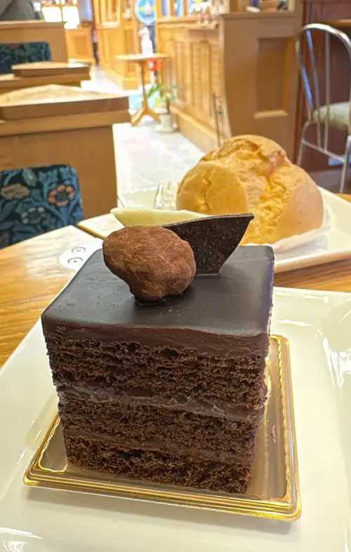 富山 FERVER 巧克力蛋糕 — 多層次濃郁巧克力方塊蛋糕特寫