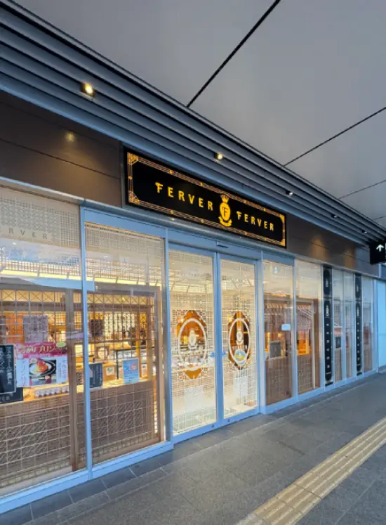 富山 FERVER 甜點店 外觀門口 — 黑色招牌金字與落地玻璃入口