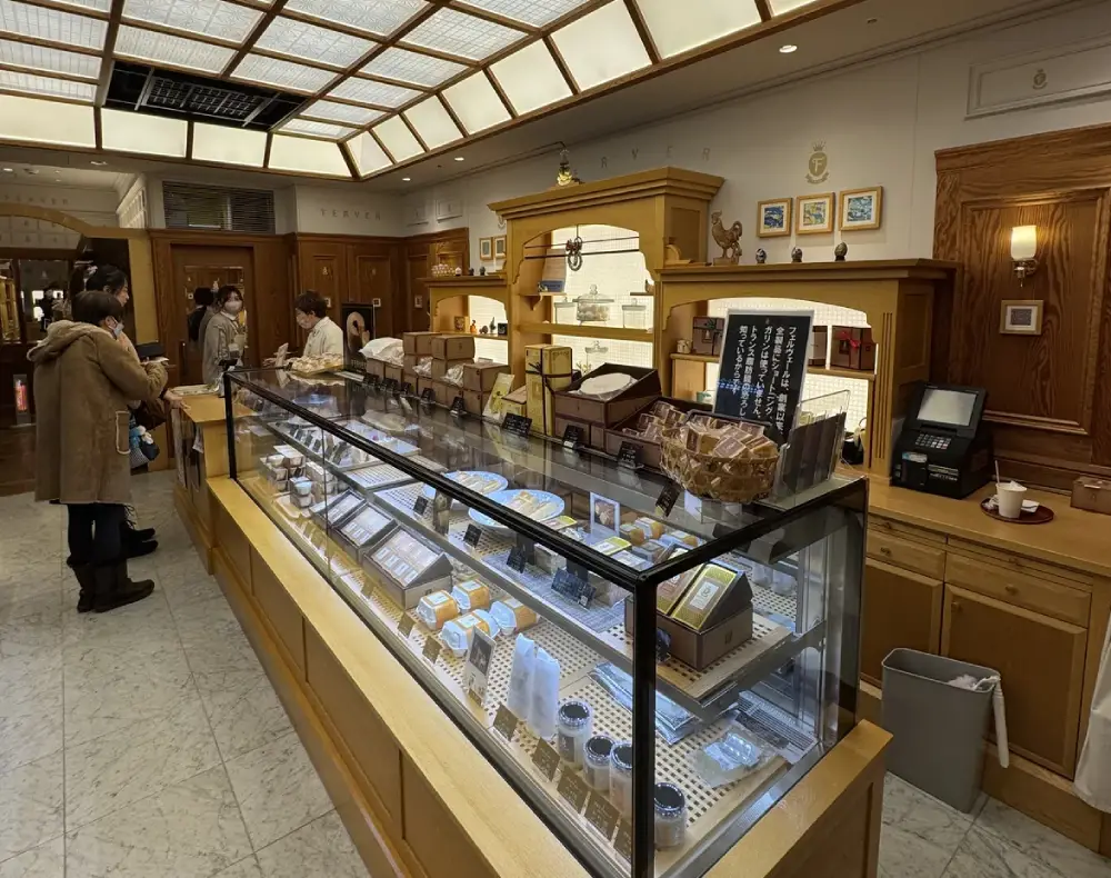 富山 FERVER 店內 — 英式風格木質裝潢與甜點展示櫃