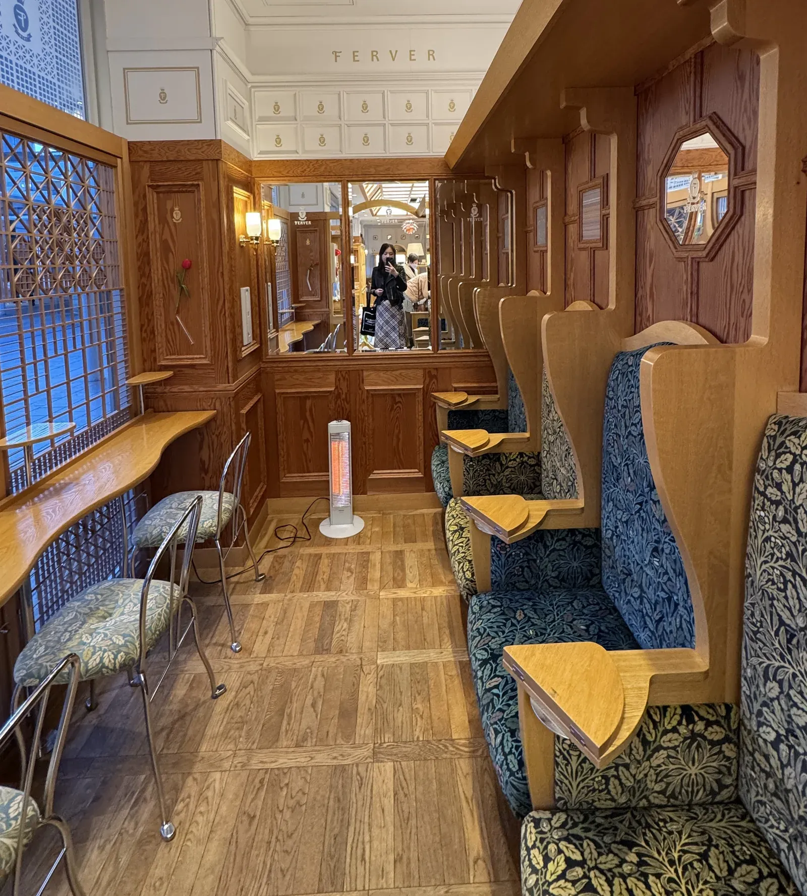 富山 FERVER 內用空間 — 英式皮革高背椅與木質隔間座位區