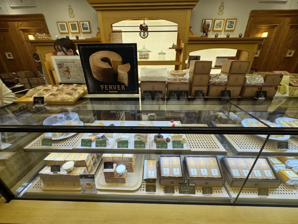 富山 FERVER 甜點展示櫃 — 各式蛋糕布丁與外帶禮盒全景