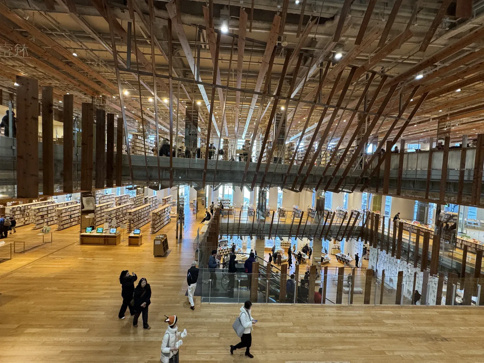 富山市立圖書館 館內全景 — 木格柵書架多層次空間俯瞰