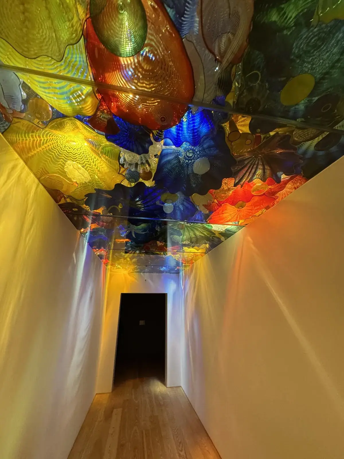 富山市ガラス美術館 走廊玻璃天花板裝置 — 彩色玻璃拼貼光影